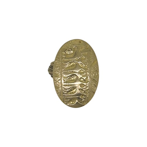 Lot 125 - A decorative panel ring