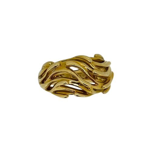 Lot 121 - Gubelin - a dress ring
