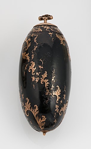 Lot 327 - A 19th century inlaid tortoiseshell snuff bottle pendant and spoon