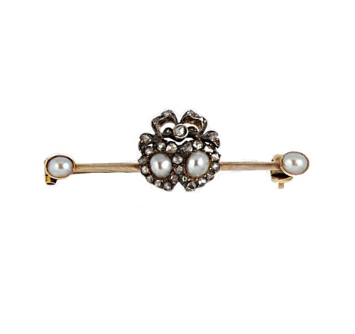 Lot 51 - An Edwardian pearl and diamond double heart brooch