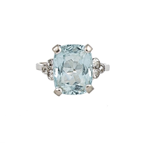 Lot 191 - An early 20th century aquamarine and diamond ring