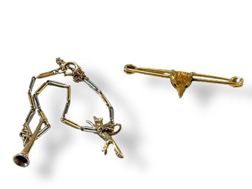 Lot 319 - A fox mask brooch stamped '9CT', together with...