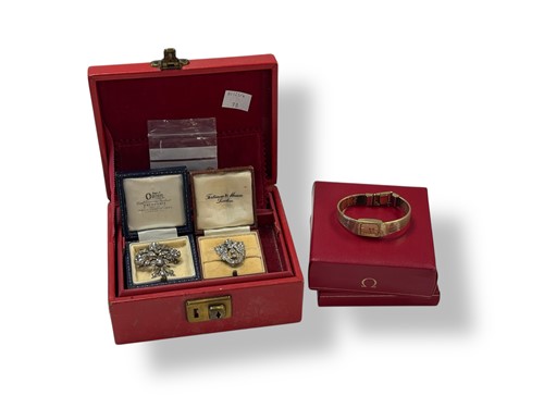 Lot 295 - A jewellery box containing a hallmarked 9ct...