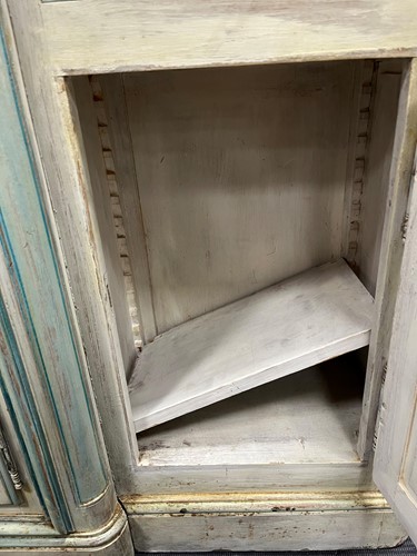 Lot 469 - A French provincial style painted breakfront bookcase
