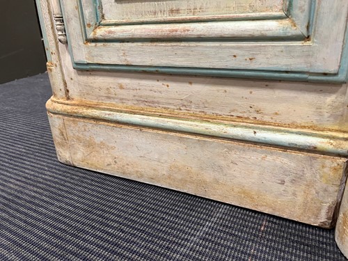Lot 469 - A French provincial style painted breakfront bookcase