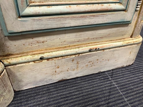 Lot 469 - A French provincial style painted breakfront bookcase
