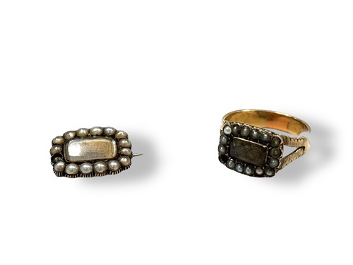 Lot 314 - A mourning ring together with a mourning...