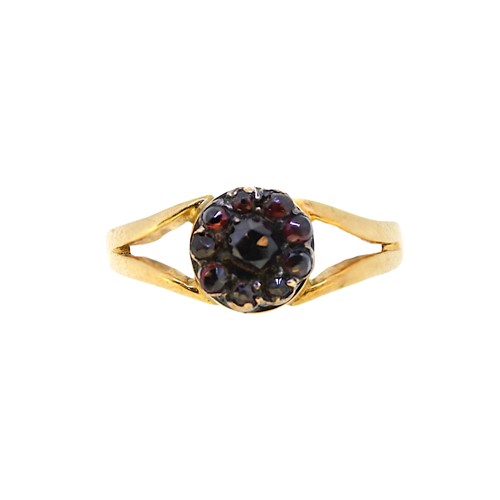 Lot 50 - A garnet cluster ring