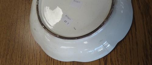 Lot 4 - Scalloped dish with gold anchor mark in the...