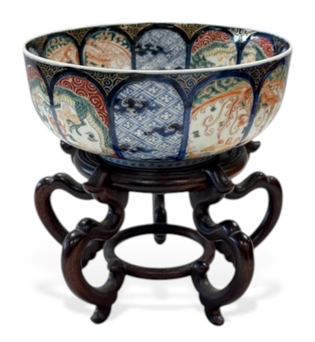 Lot 80 - A Japanese porcelain bowl, circa 1900