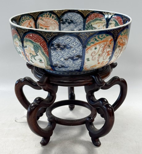 Lot 80 - A Japanese porcelain bowl, circa 1900