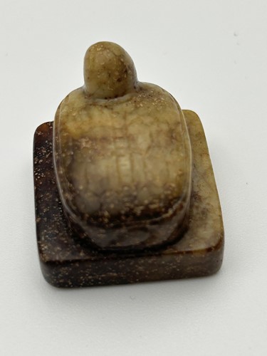 Lot 15 - A Chinese carved archaistic jade small tortoise seal, Song Dynasty (960-1279 AD)