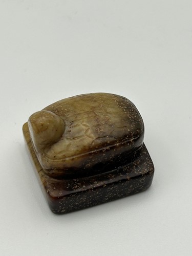 Lot 15 - A Chinese carved archaistic jade small tortoise seal, Song Dynasty (960-1279 AD)