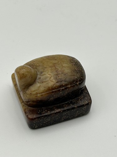 Lot 15 - A Chinese carved archaistic jade small tortoise seal, Song Dynasty (960-1279 AD)