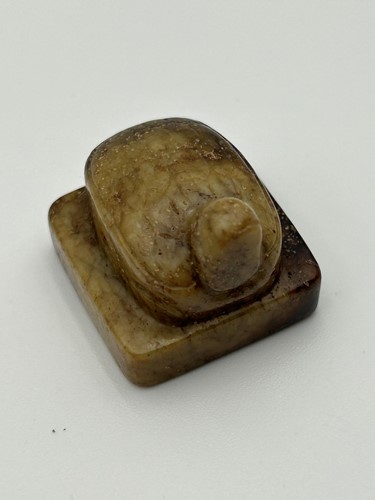 Lot 15 - A Chinese carved archaistic jade small tortoise seal, Song Dynasty (960-1279 AD)