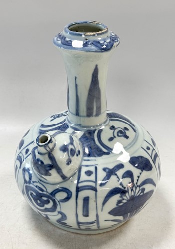 Lot 4 - A Chinese blue and white porcelain kendi, Ming Dynasty, Wanli Emperor (1572-1620)