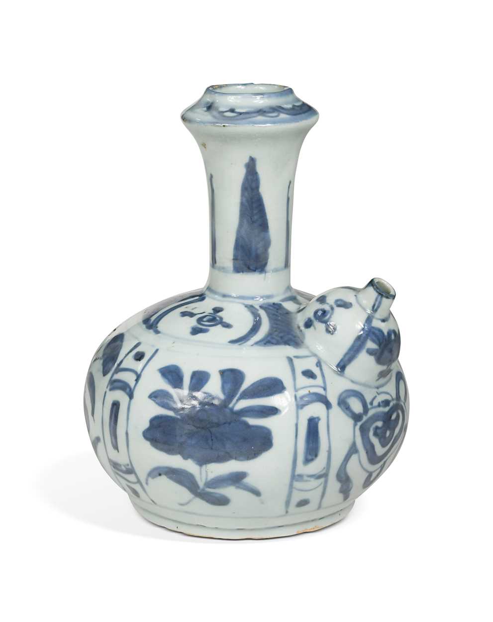 Lot 4 - A Chinese blue and white porcelain kendi, Ming Dynasty, Wanli Emperor (1572-1620)