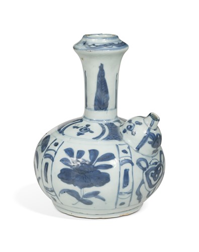 Lot 4 - A Chinese blue and white porcelain kendi, Ming Dynasty, Wanli Emperor (1572-1620)