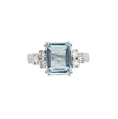 Lot 189 - An aquamarine and diamond ring