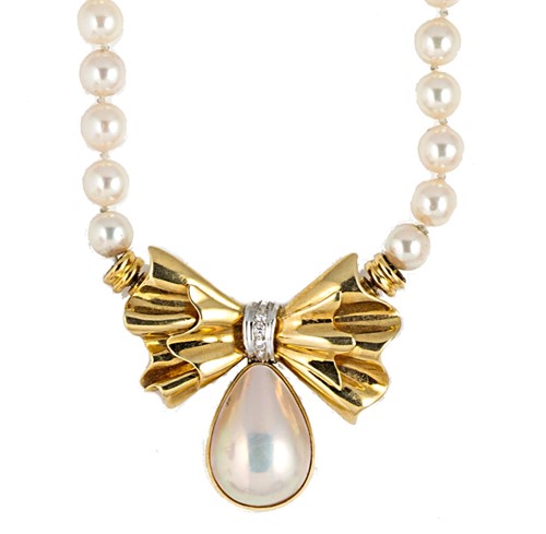 Lot 43 - A cultured pearl necklace with bow centrepiece