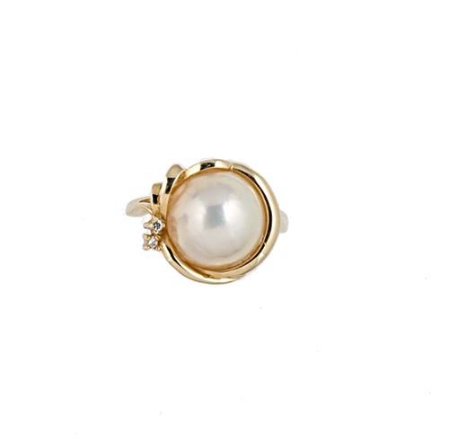 Lot 40 - A 14ct gold mabé pearl and diamond ring