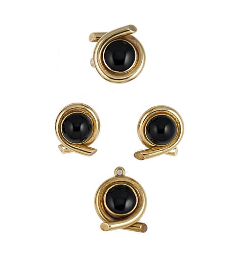 Lot 17 - An onyx suite