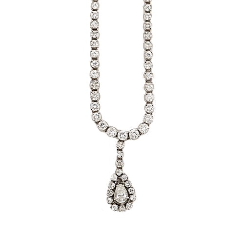 Lot 129 - A diamond centrepiece necklace