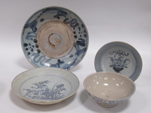 Lot 28 - A Chinese pottery blue and white Tek Sing...