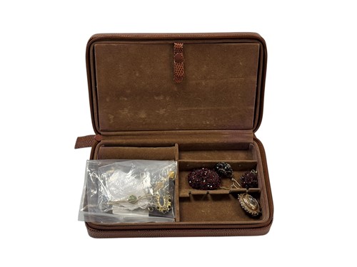 Lot 321 - A jewellery case containing multiple brooches...