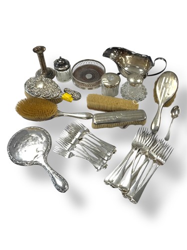 Lot 272 - A collection of silverware, including flatware,...