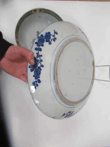 Lot 19 - A Chinese Famille Verte bowl 23cm diameter,...