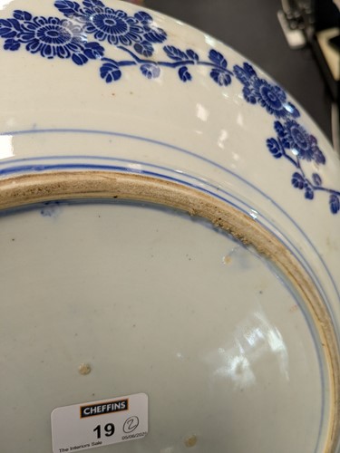 Lot 19 - A Chinese Famille Verte bowl 23cm diameter,...