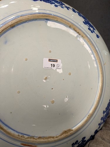 Lot 19 - A Chinese Famille Verte bowl 23cm diameter,...