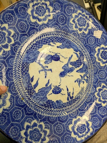 Lot 19 - A Chinese Famille Verte bowl 23cm diameter,...