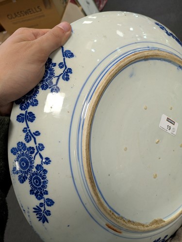 Lot 19 - A Chinese Famille Verte bowl 23cm diameter,...