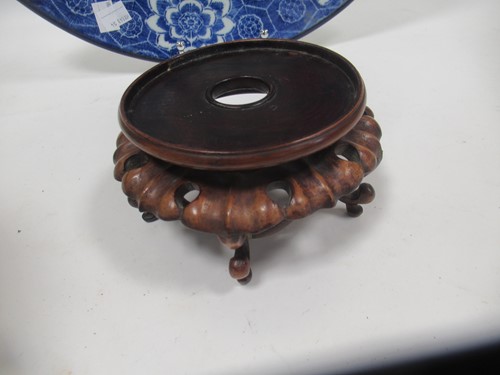 Lot 19 - A Chinese Famille Verte bowl 23cm diameter,...