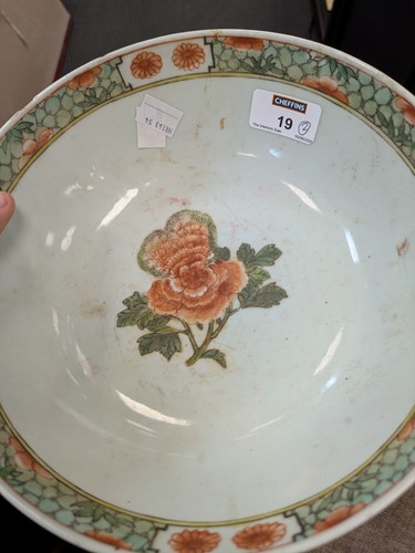 Lot 19 - A Chinese Famille Verte bowl 23cm diameter,...