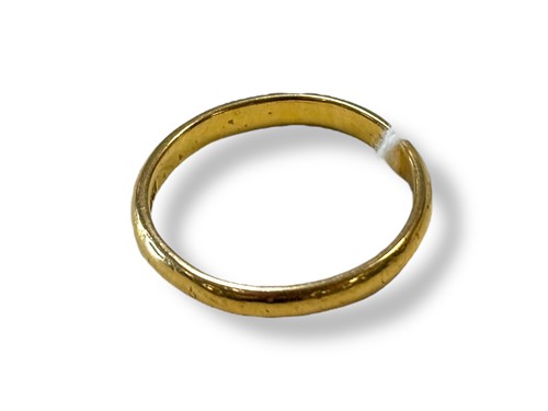 Lot 306 - A 22ct gold wedding ring, 3.6g