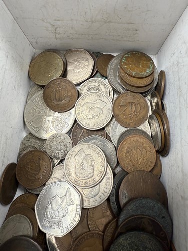 Lot 264 - A collection of UK coins including crowns,...