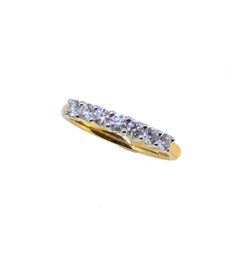 Lot 62 - An 18ct gold seven stone diamond ring