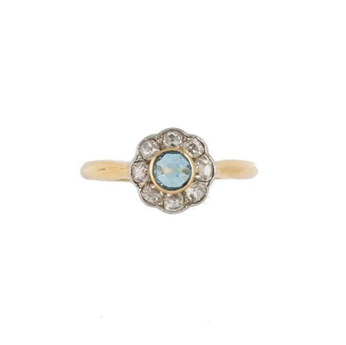 Lot 149 - An aquamarine and diamond daisy style cluster ring