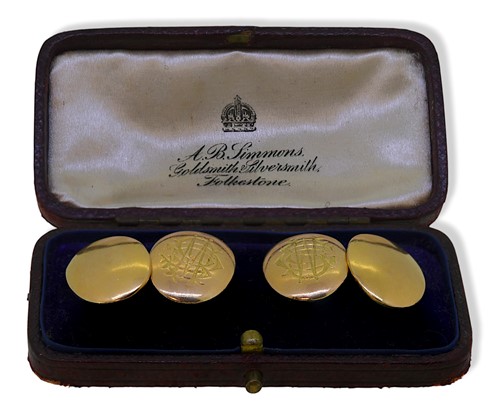 Lot 85 - A pair of 15ct gold cufflinks
