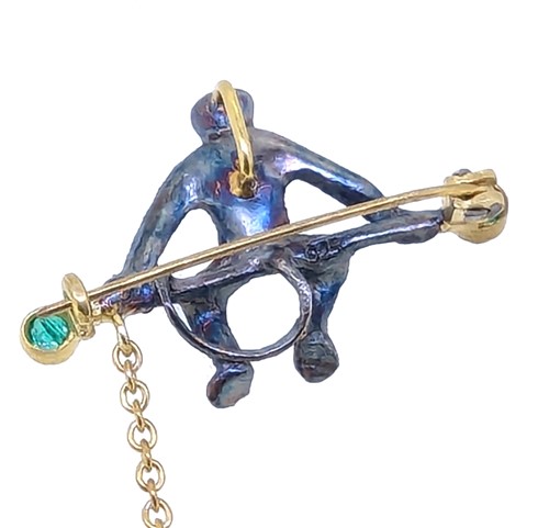 Lot 82 - A diamond, emerald and ruby monkey brooch/pendant