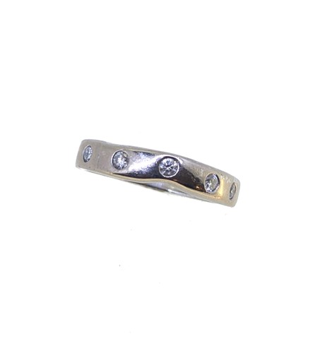 Lot 132 - An 18ct gold diamond set band