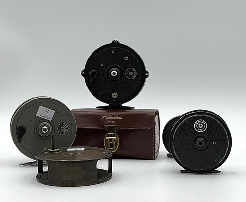 Lot 109 - A collection of vintage fishing reels