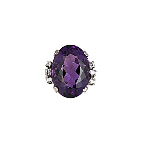Lot 76 - An amethyst and diamond ring