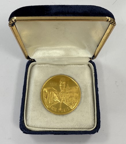Lot 188 - Mexico - A gold 50 peso size commemorative 'Chamizal' coin