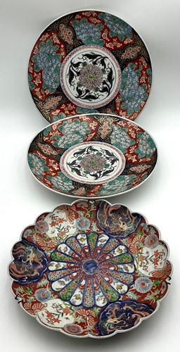 Lot 29 - An Imari dish with shaped rim, together with a...