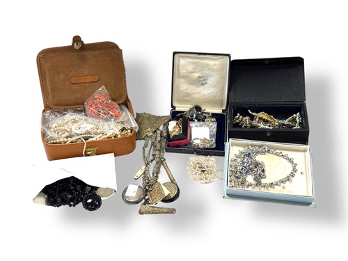 Lot 250 - A collection of jewellery to include, a 19th...