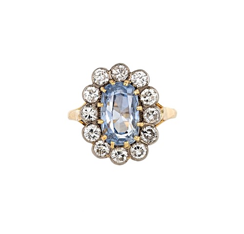 Lot 199 - A sapphire and diamond cluster ring